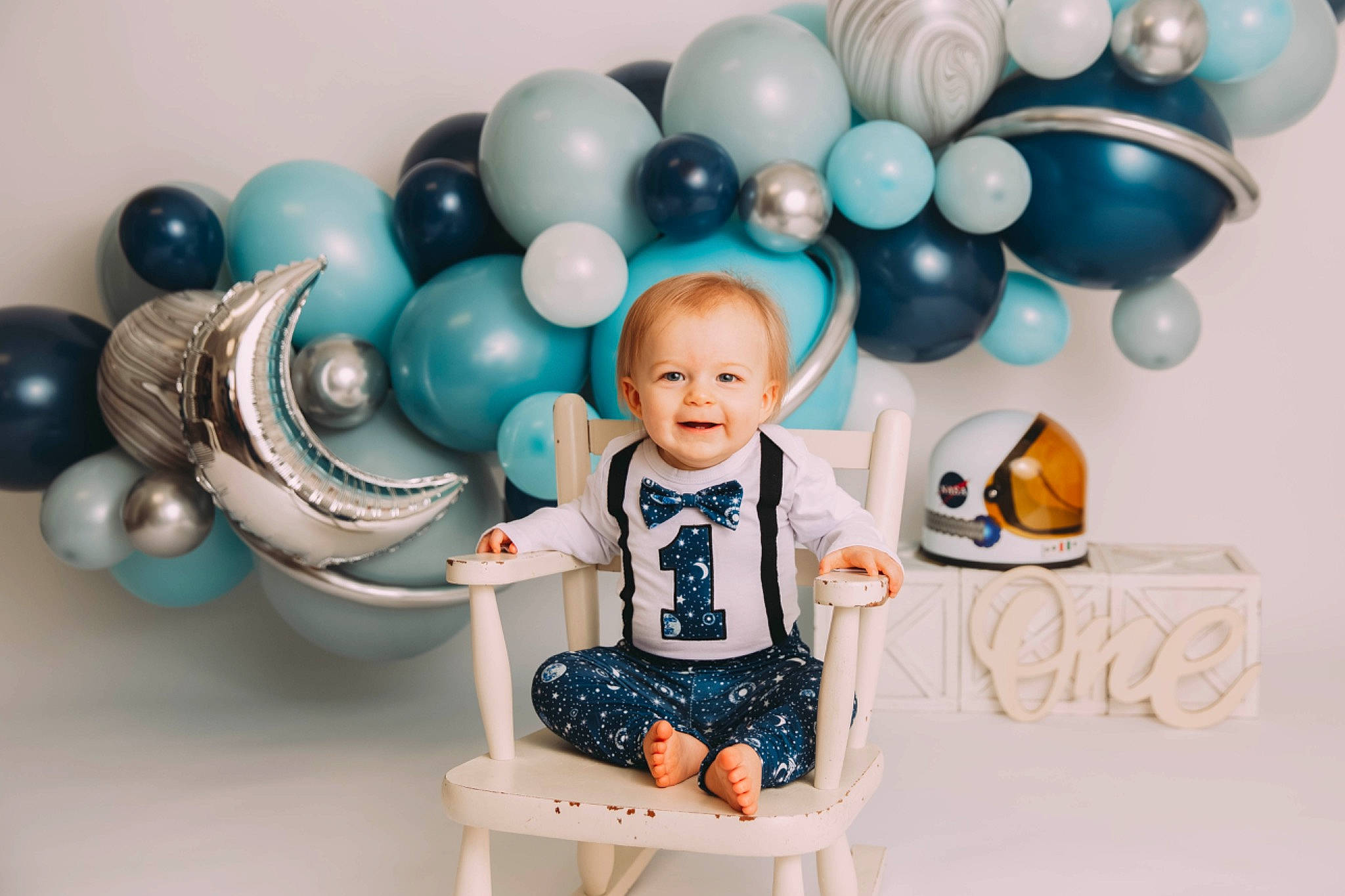 Benny is registered to the contest to win money with this photo: baby, baby_toddler_clothing, balloon, blue, child, electric_blue, event, fashion_accessory, font, happy, jewellery, joy, party, party_supply, pattern, person, product, room, sitting, smile