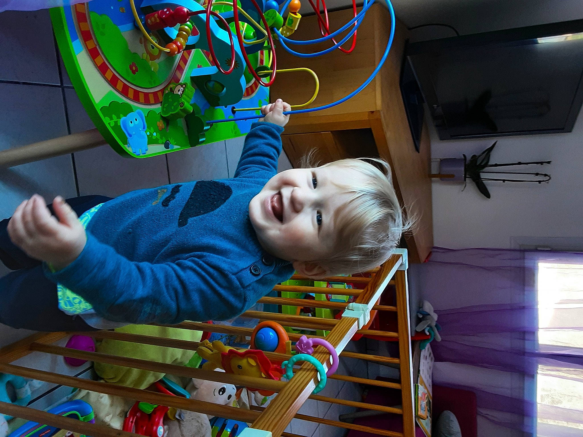 Giovanni a rejoint le concours — aidez-le/la à gagner de superbes lots ! art, baby, baby_toys, child, eyewear, flooring, fun, games, glass, leisure, person, play, recreation, room, smile, t_shirt, toddler, toy, visual_arts, wire