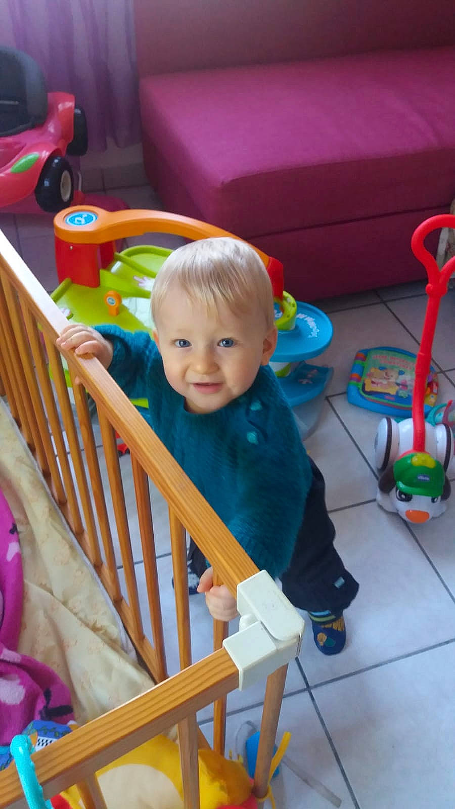 Giovanni participe au concours pour gagner de l'argent avec cette photo : baby, baby_playing_with_toys, baby_products, baby_safety, baby_toddler_clothing, baby_toys, chair, child, cradle, fun, furniture, green, leisure, person, play, sitting, smile, toddler, toy, wood