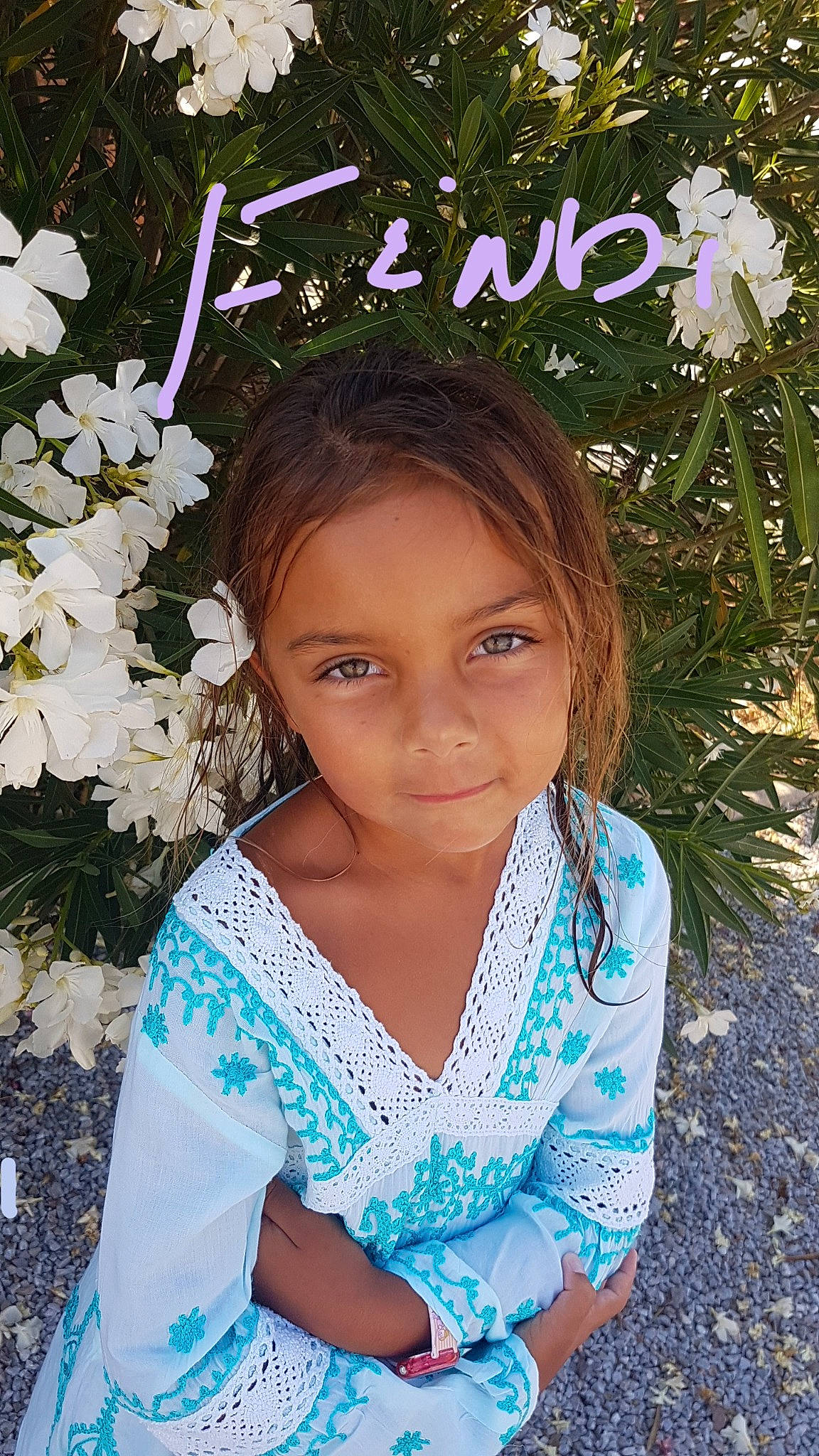 Fendi a rejoint le concours — aidez-le/la à gagner de superbes lots ! baby_toddler_clothing, beauty, blue, botany, child, electric_blue, face, facial_expression, flash_photography, flower, grass, hairstyle, happy, people_in_nature, person, petal, plant, skin, sleeve, spring