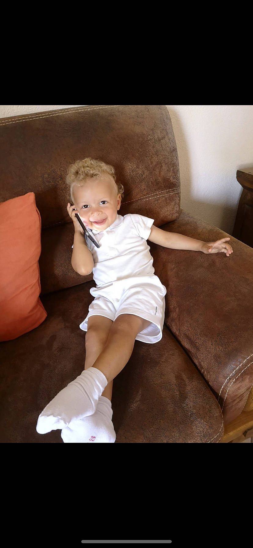 Kaïs participe au concours pour gagner de l'argent avec cette photo : arm, chair, comfort, couch, dress, eye, face, flash_photography, hand, happy, human_body, human_leg, iris, joy, knee, person, shoulder, smile, sock, thigh