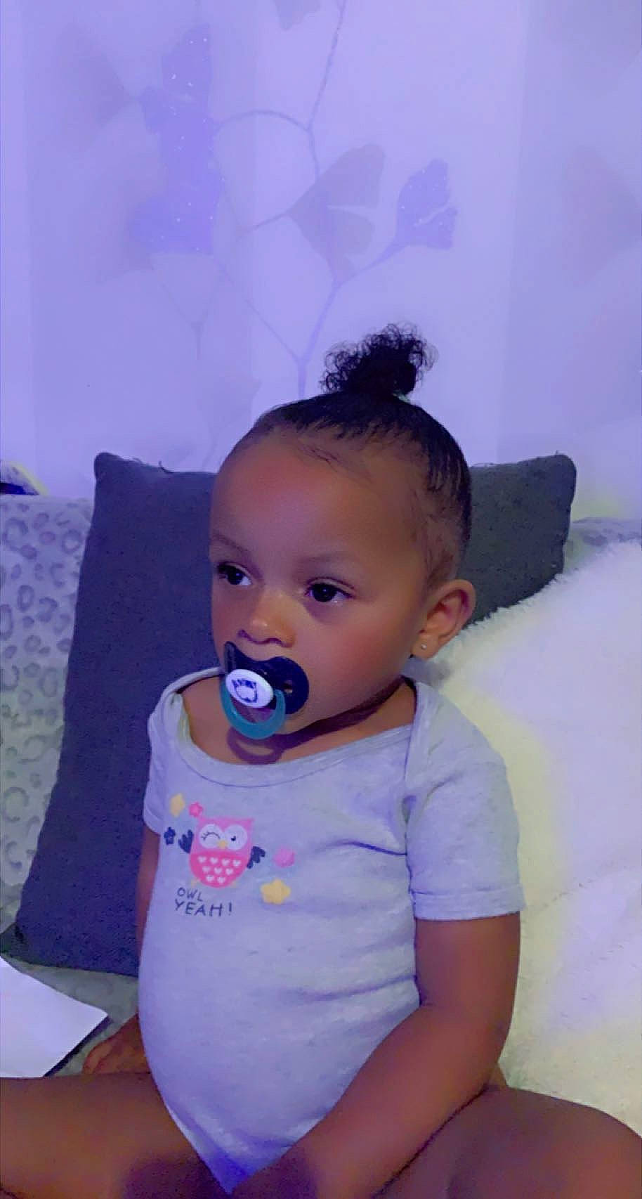 Keyra participe au concours pour gagner de l'argent avec cette photo : baby, baby_toddler_clothing, chair, cheek, child, ear, eyelash, face, flash_photography, fun, hairstyle, happy, iris, lip, nose, person, purple, sitting, skin, toddler