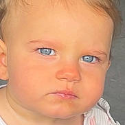 Love a rejoint le concours — aidez-le/la à gagner de superbes lots ! toddler, child, face, blue_eyes, blonde_hair, close_up, serious_expression, baby_clothes, person, portrait, indoor, skin, eyelashes, cheeks, nose, mouth, head, young_child, infant, cute