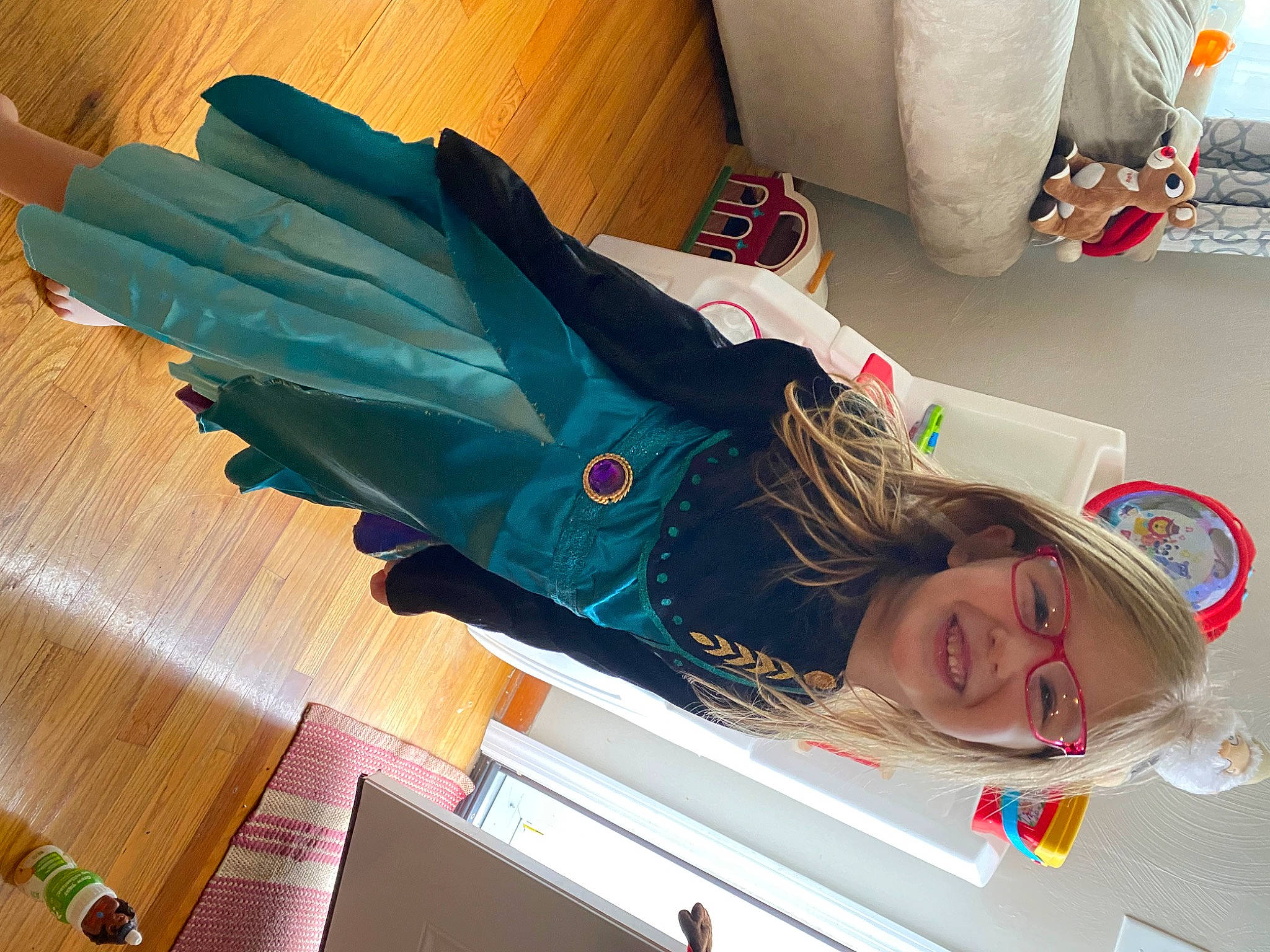 Nora is registered to the contest to win money with this photo: comfort, electric_blue, flooring, hardwood, human_leg, joy, leisure, person, room, smile, thigh, wood