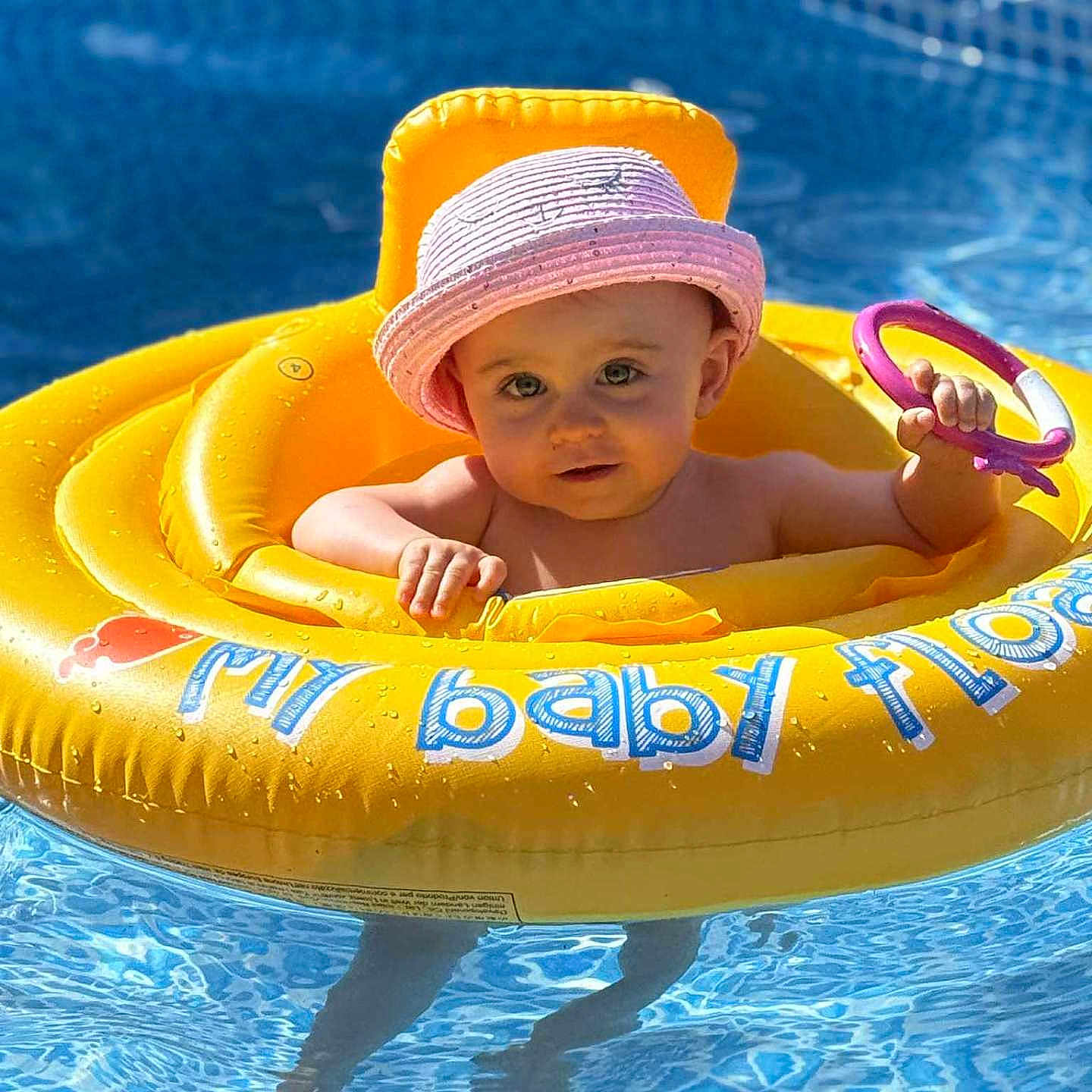 Zélyanna a rejoint le concours — aidez-le/la à gagner de superbes lots ! baby, blue, child, cute, floating, fun, hat, inflatable_ring, kid, outdoor, pink, play, pool, summer, sunhat, swimming, toy, vacation, water, yellow