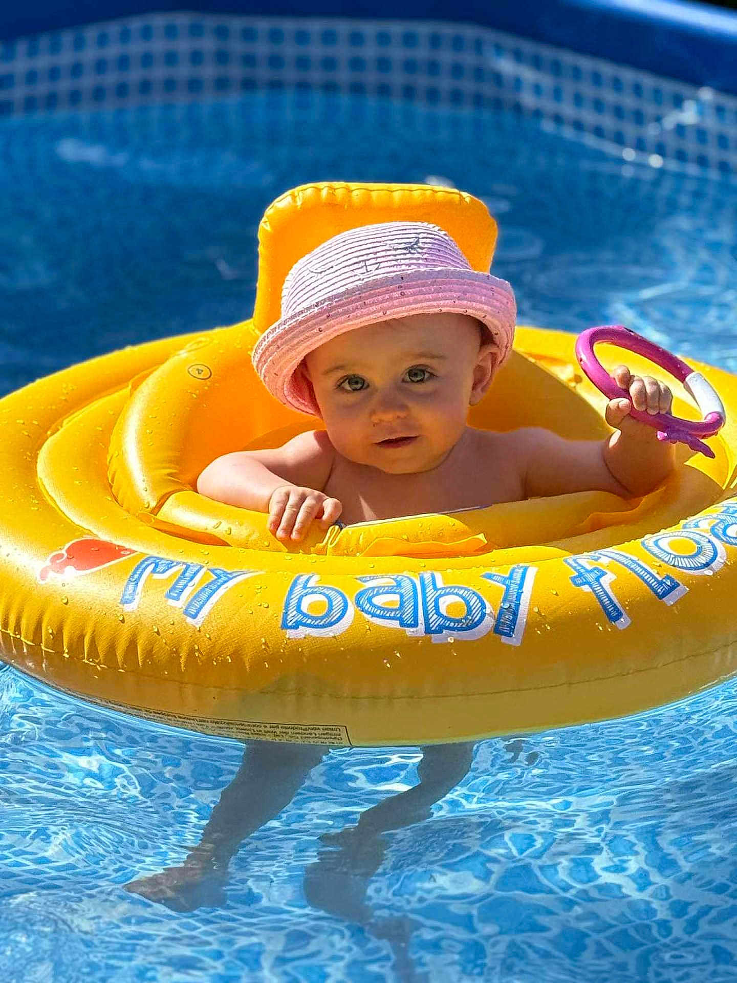 Zélyanna a rejoint le concours — aidez-le/la à gagner de superbes lots ! baby, pool, inflatable_ring, water, toy, hat, summer, child, floating, swimming, blue, yellow, pink, outdoor, sunhat, play, cute, kid, vacation, fun