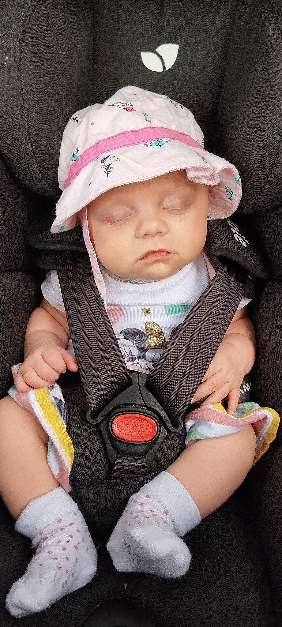 Louane participe au concours pour gagner de l'argent avec cette photo : baby, baby_carriage, baby_in_car_seat, baby_toddler_clothing, cap, cheek, child, comfort, eye, eyelash, facial_expression, finger, hand, hat, headwear, lip, person, pink, seat_belt, skin