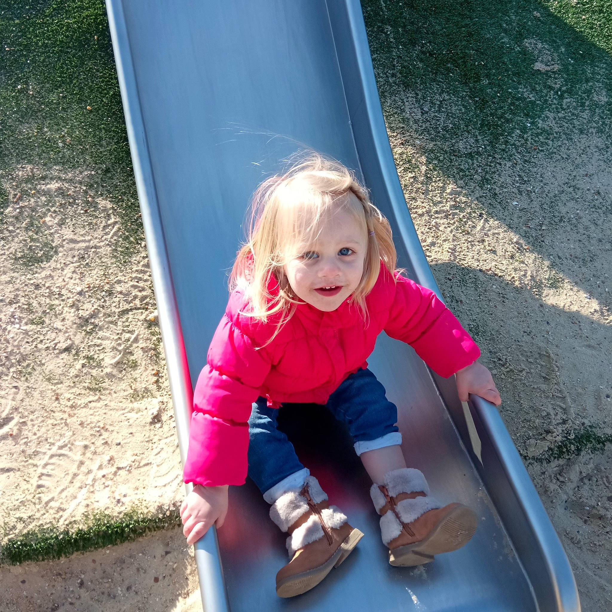 Louane a rejoint le concours — aidez-le/la à gagner de superbes lots ! asphalt, electric_blue, eye, grass, hair, happy, leisure, magenta, outdoor_play_equipment, people_in_nature, person, photograph, playground_slide, public_space, recreation, smile, snapshot, summer, tints_and_shades, toddler