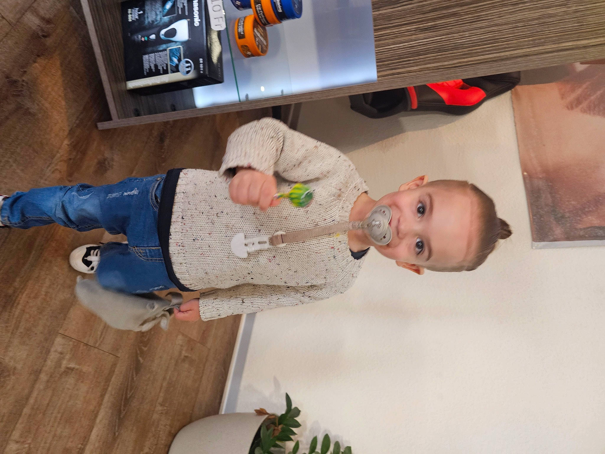 Mahé participe au concours pour gagner de l'argent avec cette photo : baby, child, comfort, flooring, fun, happy, hardwood, joy, person, picture_frame, plant, room, toddler, wood