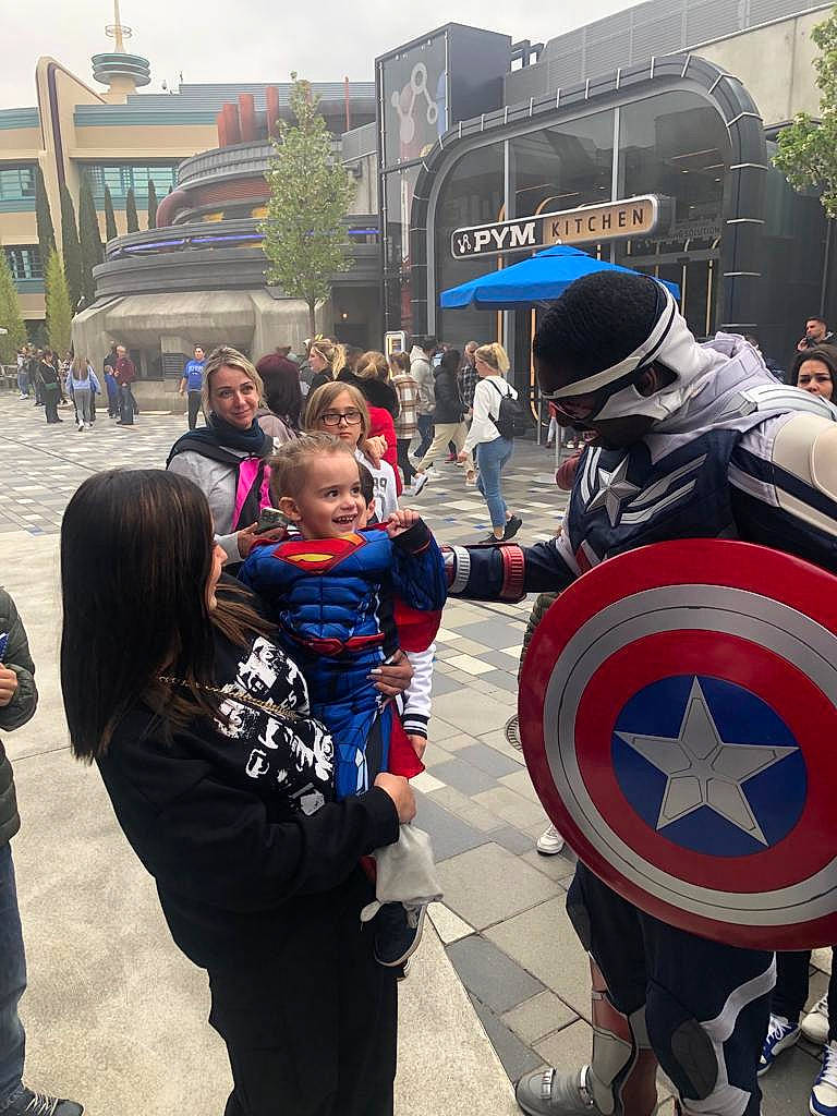 Mahé participe au concours pour gagner de l'argent avec cette photo : avengers, boot, building, captain_america, carmine, city, cosplay, costume, event, fiction, fictional_character, fun, hat, hero, joy, leisure, pedestrian, person, recreation, shield