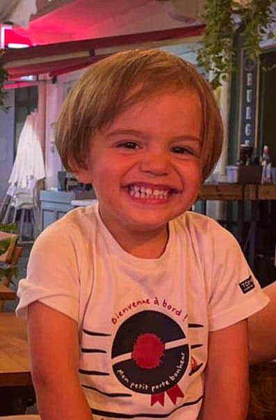 Mahé a rejoint le concours — aidez-le/la à gagner de superbes lots ! cheek, child, chin, event, forehead, fun, hairstyle, happy, iris, joy, leisure, mouth, nose, people, person, skin, sleeve, smile, standing, t_shirt