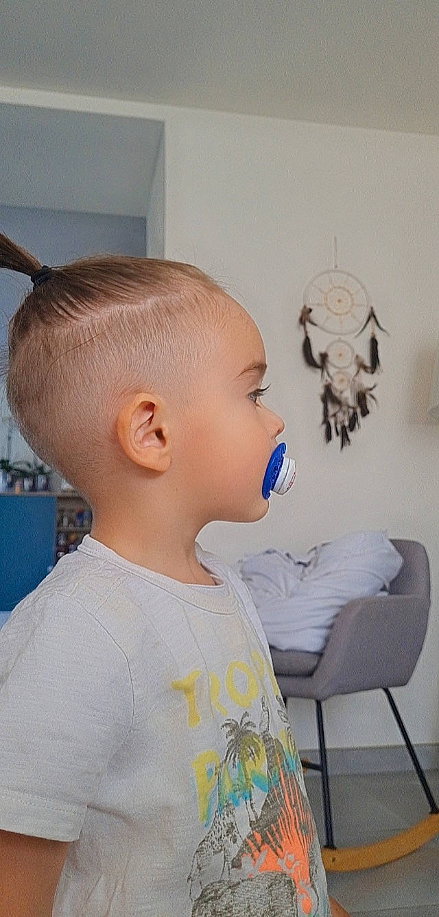 Mahé a rejoint le concours — aidez-le/la à gagner de superbes lots ! art, baby, baby_toddler_clothing, buzz_cut, chair, cheek, child, ear, eyelash, happy, neck, nose, person, room, shoulder, sitting, sleeve, stuffed_toy, t_shirt, toddler