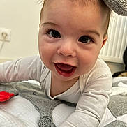 élio a rejoint le concours — aidez-le/la à gagner de superbes lots ! baby, babylaughing, face, happy, head, laughing, person, photography, portrait, smile
