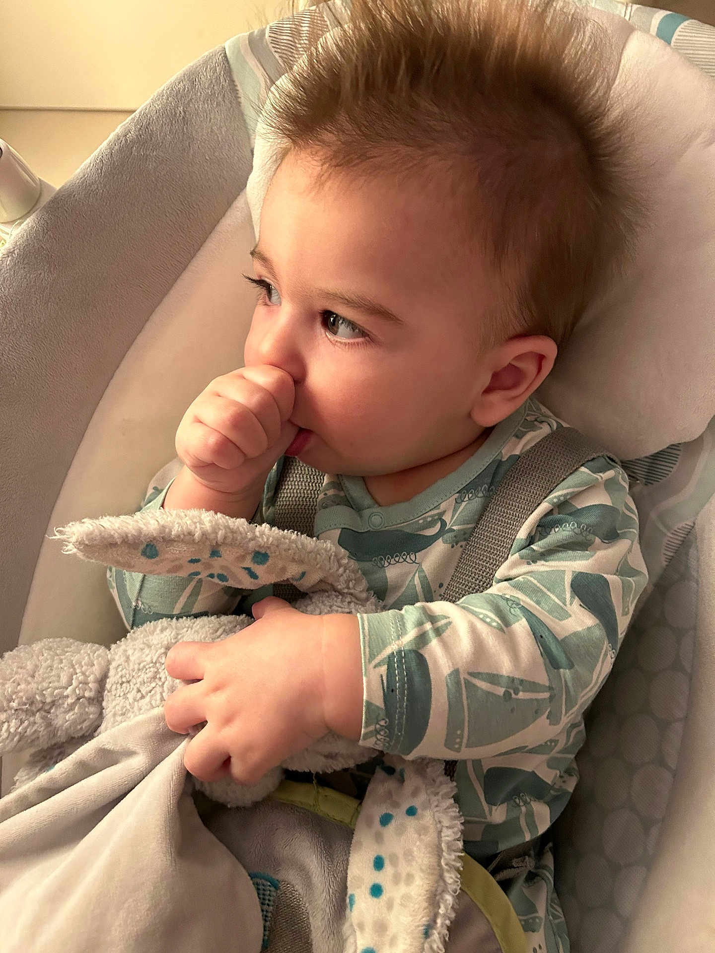 élio a rejoint le concours — aidez-le/la à gagner de superbes lots ! baby, biting, blanket, bodypart, cushion, eating, face, finger, food, hand, happy, head, homedecor, person, photography, portrait, sad, sitting, smile, yawning