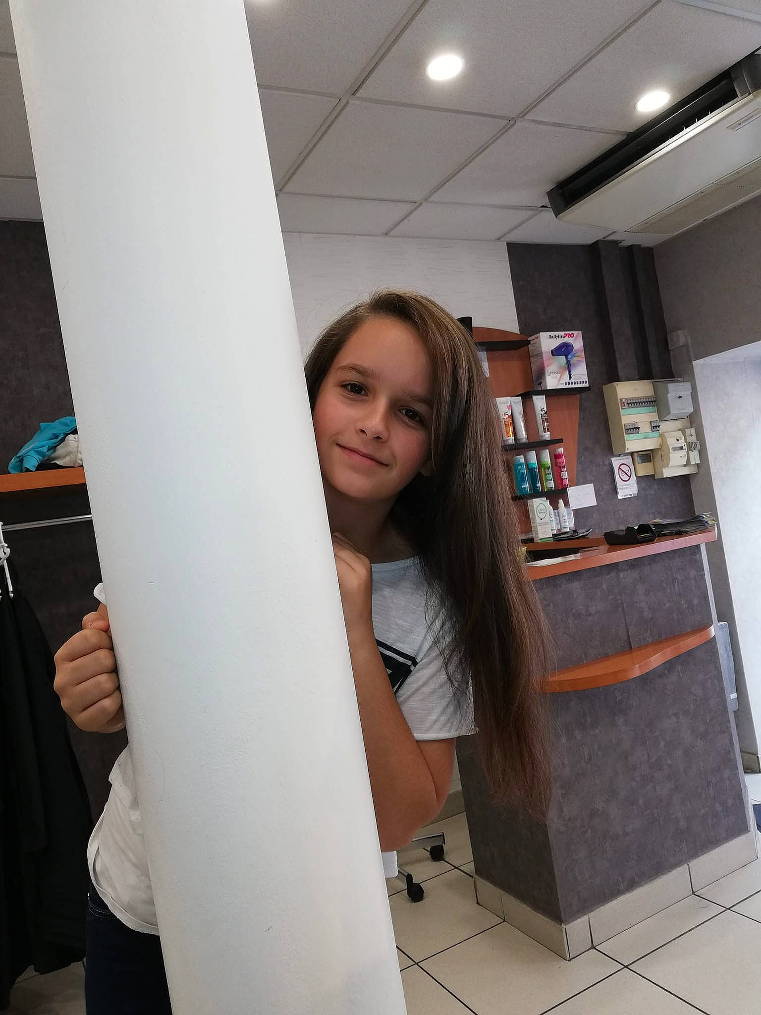 ALYXE participe au concours pour gagner de l'argent avec cette photo : floor, flooring, fun, furniture, girl, long_hair, person, product, room