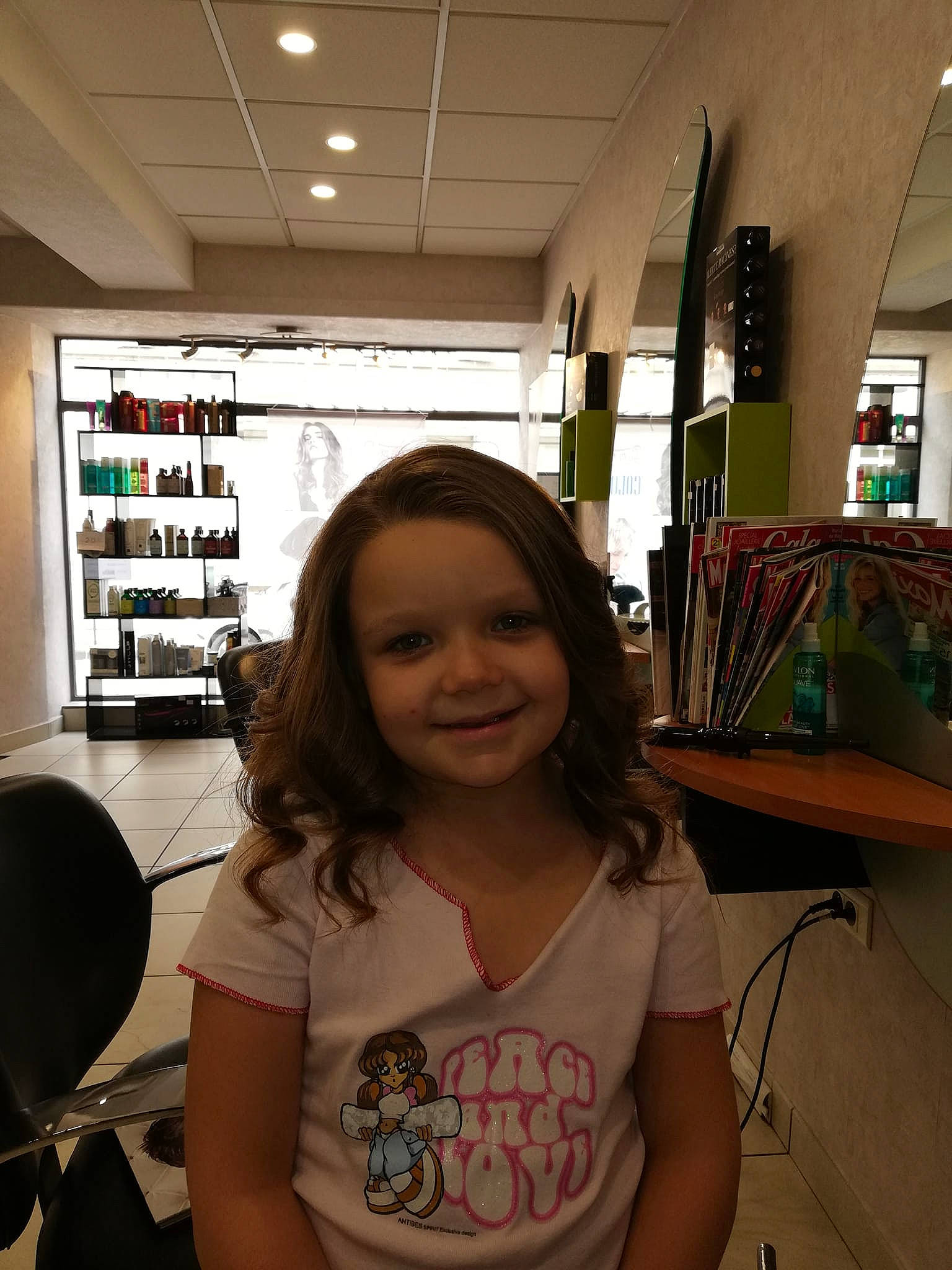 Morgane a rejoint le concours — aidez-le/la à gagner de superbes lots ! beauty_salon, brown_hair, fun, girl, glasses, hair, hair_coloring, hairstyle, joy, long_hair, person, smile, under_exposed, vision_care