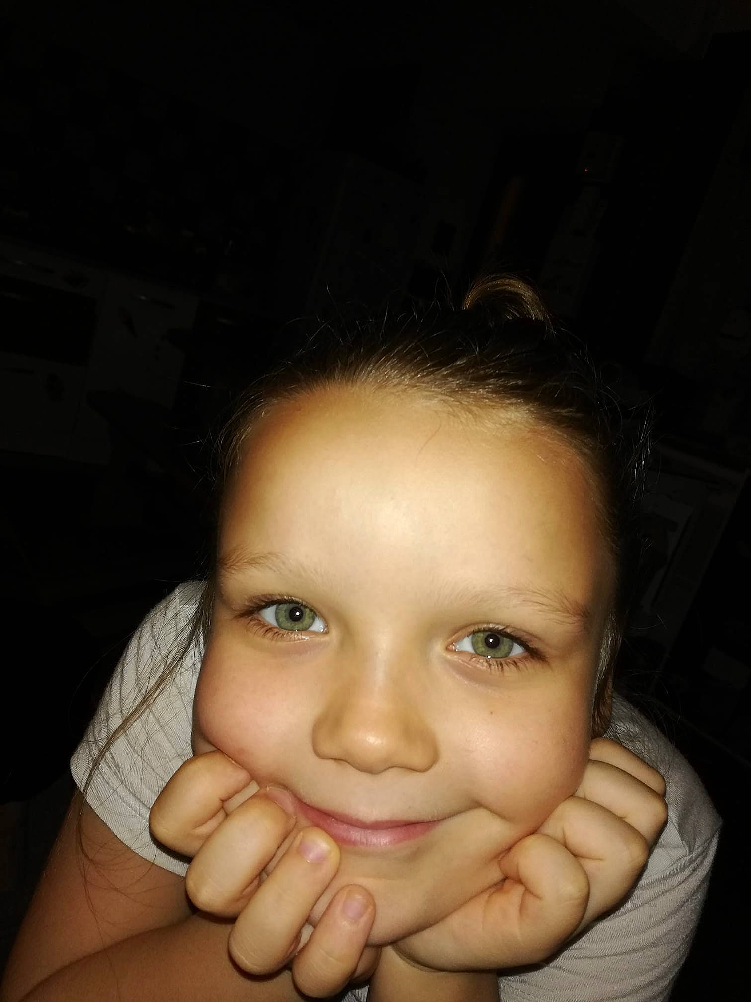 Morgane participe au concours pour gagner de l'argent avec cette photo : black_hair, cheek, chin, close_up, eye, eyebrow, face, finger, forehead, girl, hand, head, human_body, human_hair_color, joy, lip, mouth, neck, nose, person