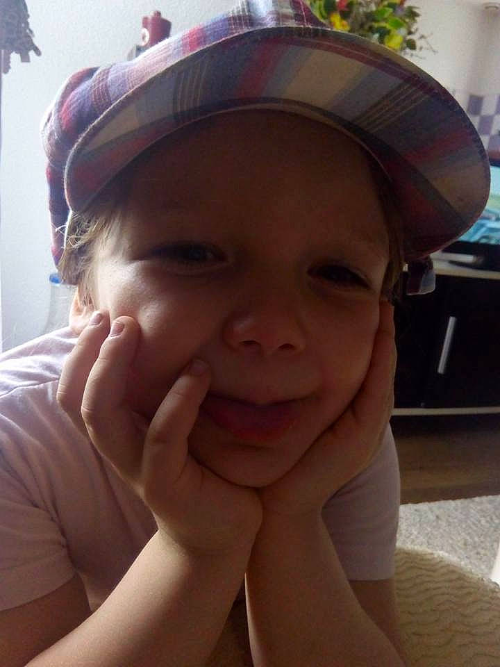 Morgane participe au concours pour gagner de l'argent avec cette photo : cheek, child, chin, cool, ear, eyebrow, face, finger, forehead, girl, hand, head, headgear, lip, mouth, neck, nose, person, selfie, skin