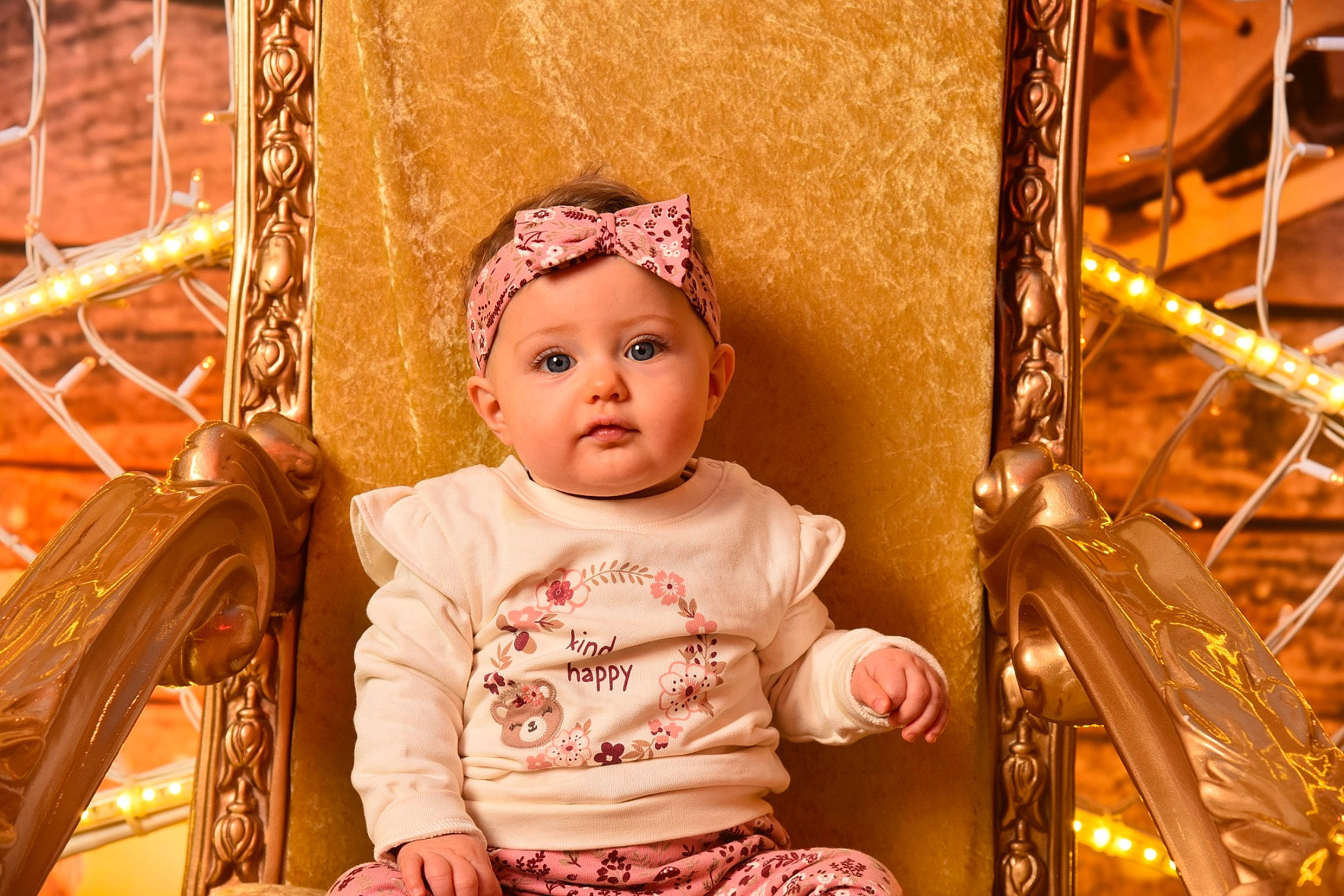 Djerzay a rejoint le concours — aidez-le/la à gagner de superbes lots ! amusement_ride, baby, baby_carriage, baby_products, baby_toddler_clothing, cheek, child, event, fashion_accessory, fun, happy, headwear, leisure, metal, person, portrait_photography, room, sitting, skin, toddler