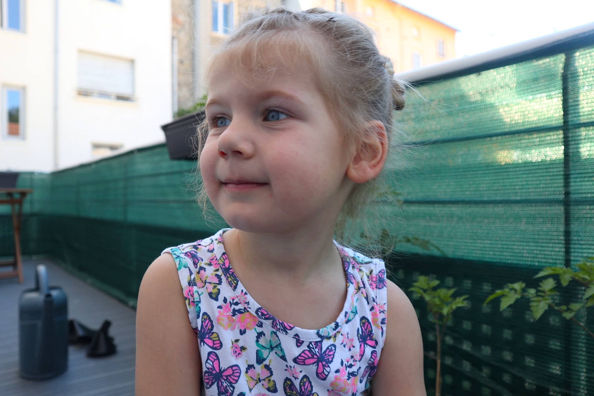 Marie participe au concours pour gagner de l'argent avec cette photo : cheek, child, city, fun, grass, happy, iris, jewellery, leisure, lip, nose, person, plant, recreation, sitting, skin, summer, t_shirt, toddler, tree