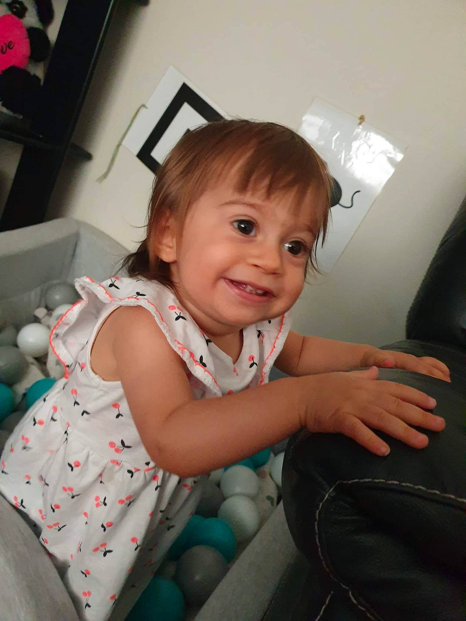 Camelia participe au concours pour gagner de l'argent avec cette photo : arm, baby, baby_products, baby_toddler_clothing, cheek, child, comfort, fun, hand, happy, home_appliance, joy, pattern, person, play, room, sitting, skin, smile, t_shirt