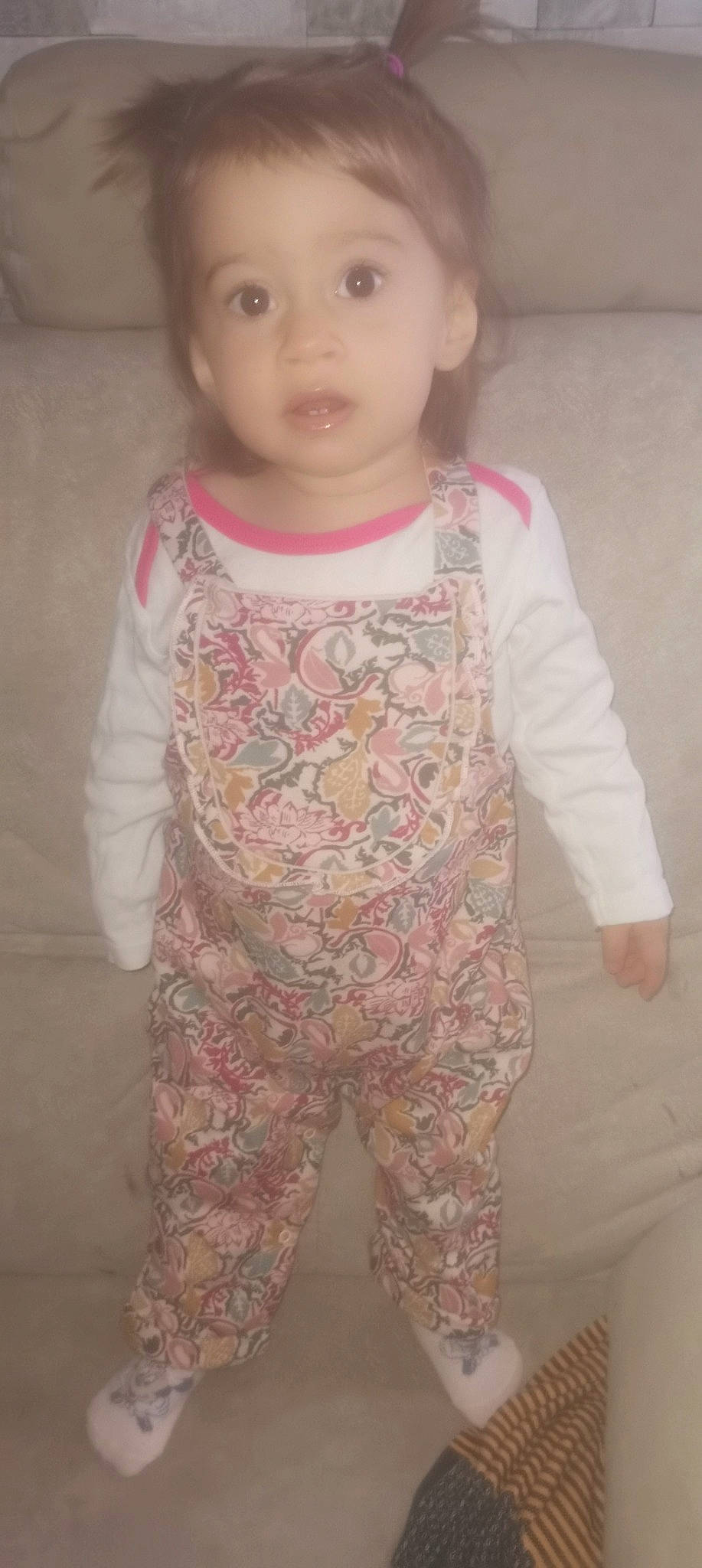 Camelia a rejoint le concours — aidez-le/la à gagner de superbes lots ! baby, baby_toddler_clothing, camouflage, cheek, eye, eyelash, face, head, human_body, leg, military_camouflage, neck, outerwear, pattern, person, pink, skin, sleeve, standing, surprise