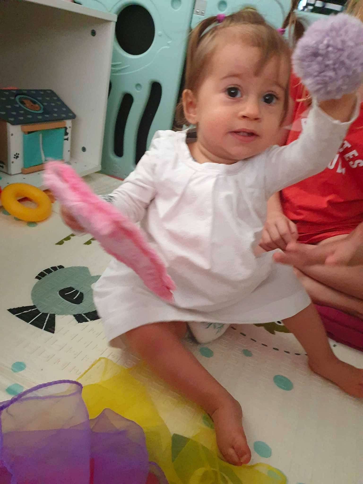 Camelia participe au concours pour gagner de l'argent avec cette photo : baby, baby_toddler_clothing, chair, cheek, child, event, facial_expression, flooring, fun, happy, human_leg, person, pink, product, room, sitting, skin, snapshot, t_shirt, thigh