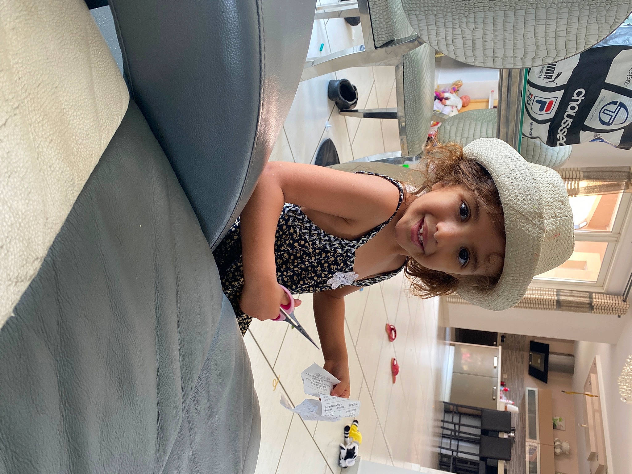 Narjesse participe au concours pour gagner de l'argent avec cette photo : automotive_design, baby, building, child, comfort, eyewear, fashion_design, fun, hat, headwear, human_leg, joy, machine, person, room, sun_hat, textile, thigh, toddler