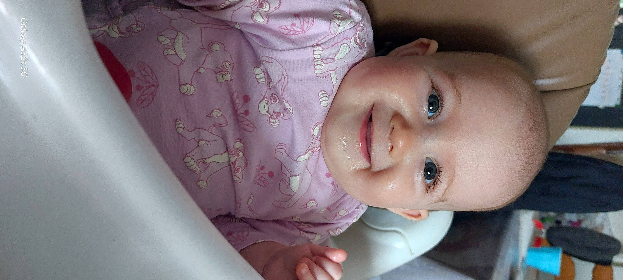 Éléana participe au concours pour gagner de l'argent avec cette photo : arm, baby, baby_toddler_clothing, cheek, chin, ear, eye, eyebrow, eyelash, hand, human_body, iris, joy, lip, mouth, neck, nose, person, skin, sleeve