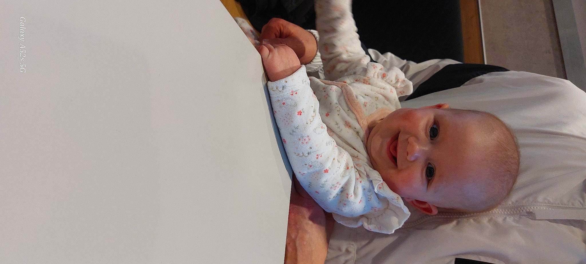 Éléana participe au concours pour gagner de l'argent avec cette photo : baby, baby_toddler_clothing, cheek, child, chin, comfort, elbow, eye, eyelash, finger, gesture, happy, human_body, joy, linens, lip, nose, person, skin, sleeve