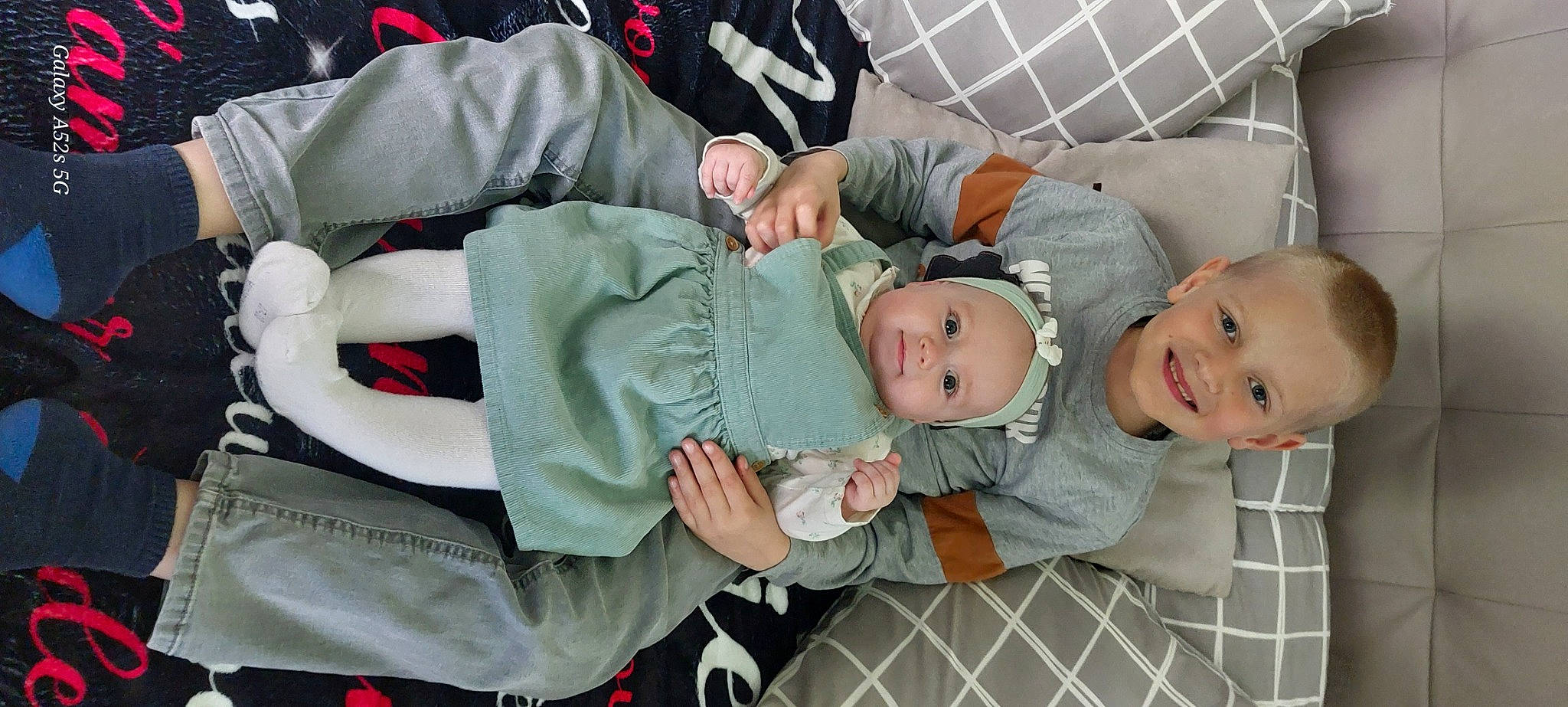 Elyo participe au concours pour gagner de l'argent avec cette photo : baby, baby_carriage, baby_products, baby_safety, baby_toddler_clothing, child, comfort, event, grass, head, headwear, human_body, joy, lap, leg, person, room, sitting, sleeve, smile