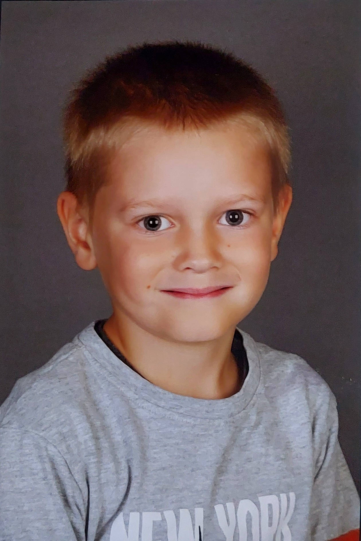 Elyo participe au concours pour gagner de l'argent avec cette photo : brown_hair, cheek, child, chin, eyebrow, eyelash, flash_photography, forehead, hairstyle, happy, iris, jaw, joy, neck, no_expression, nose, person, portrait_photography, sleeve, smile