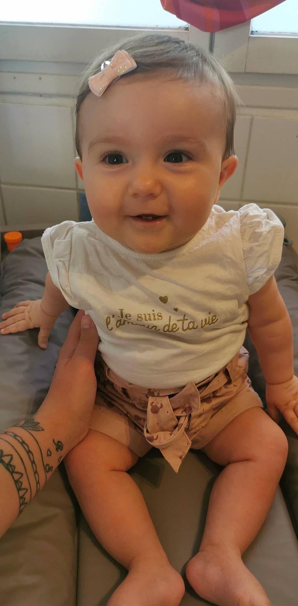 Abby a rejoint le concours — aidez-le/la à gagner de superbes lots ! baby, baby_toddler_clothing, cheek, chin, eye, eyebrow, face, hairstyle, head, human_body, joint, lip, mouth, muscle, neck, nose, organ, person, skin, smile