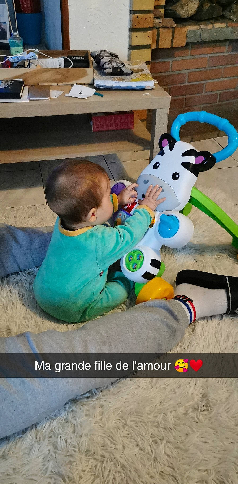 Abby participe au concours pour gagner de l'argent avec cette photo : baby, baby_toys, chair, child, comfort, computer_keyboard, desk, drawer, flooring, fun, holiday, leisure, person, play, recreation, room, sitting, stuffed_toy, table, toddler