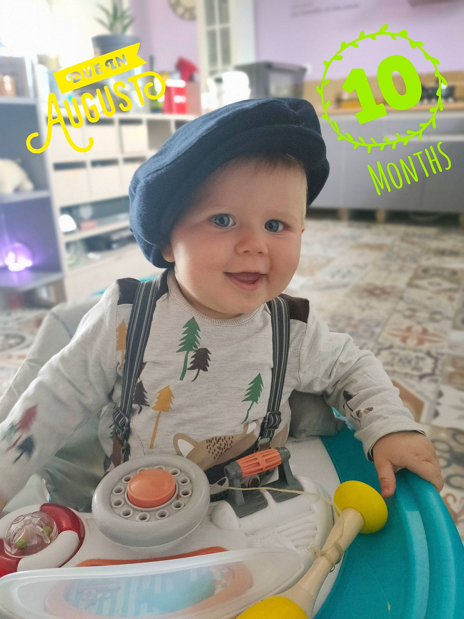 Logan a rejoint le concours — aidez-le/la à gagner de superbes lots ! baby, baby_playing_with_toys, baby_toddler_clothing, baseball_cap, cap, child, fun, happy, hat, leisure, logo, person, product, recreation, sitting, skin, smile, snapshot, toddler, travel