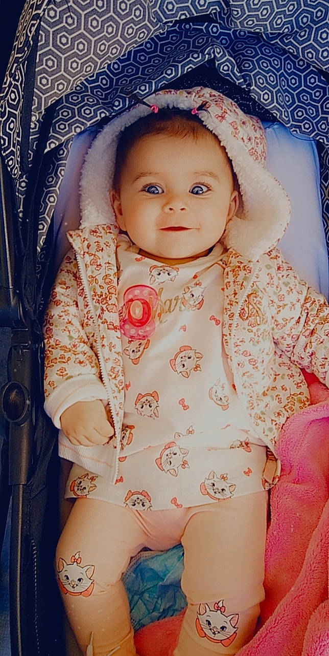 Inessi a rejoint le concours — aidez-le/la à gagner de superbes lots ! baby, baby_toddler_clothing, blue, cheek, child, chin, dress, eye, face, happy, head, iris, lip, organ, outerwear, person, pink, skin, sleeve, smile