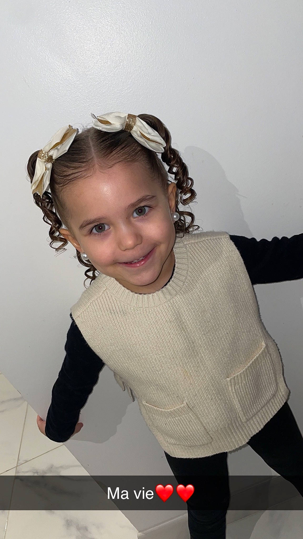 Maria a rejoint le concours — aidez-le/la à gagner de superbes lots ! baby_toddler_clothing, black_hair, cool, eyebrow, eyelash, fashion_design, flash_photography, gesture, hair, hairstyle, happy, headband, headgear, headpiece, jewellery, joy, neck, pattern, person, sleeve
