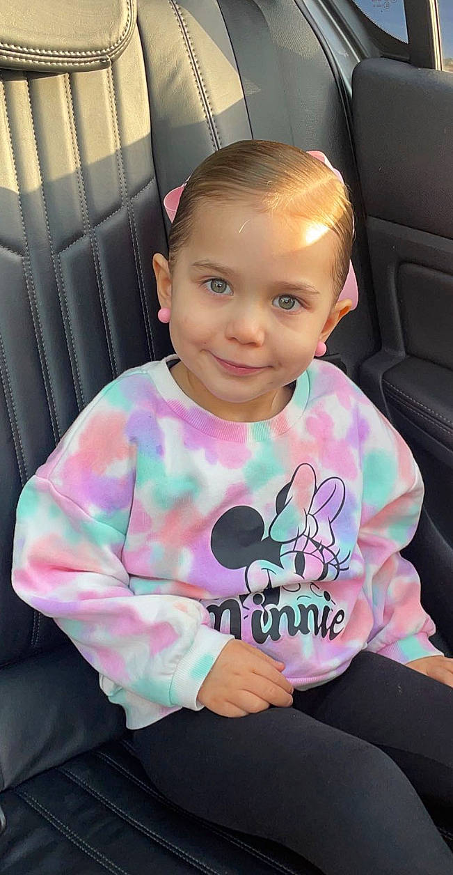 Maria a rejoint le concours — aidez-le/la à gagner de superbes lots ! auto_part, baby_toddler_clothing, car_seat, cheek, child, comfort, cool, hair, hairstyle, happy, joy, mouth, person, pink, product, skin, sleeve, smile, t_shirt, thumb