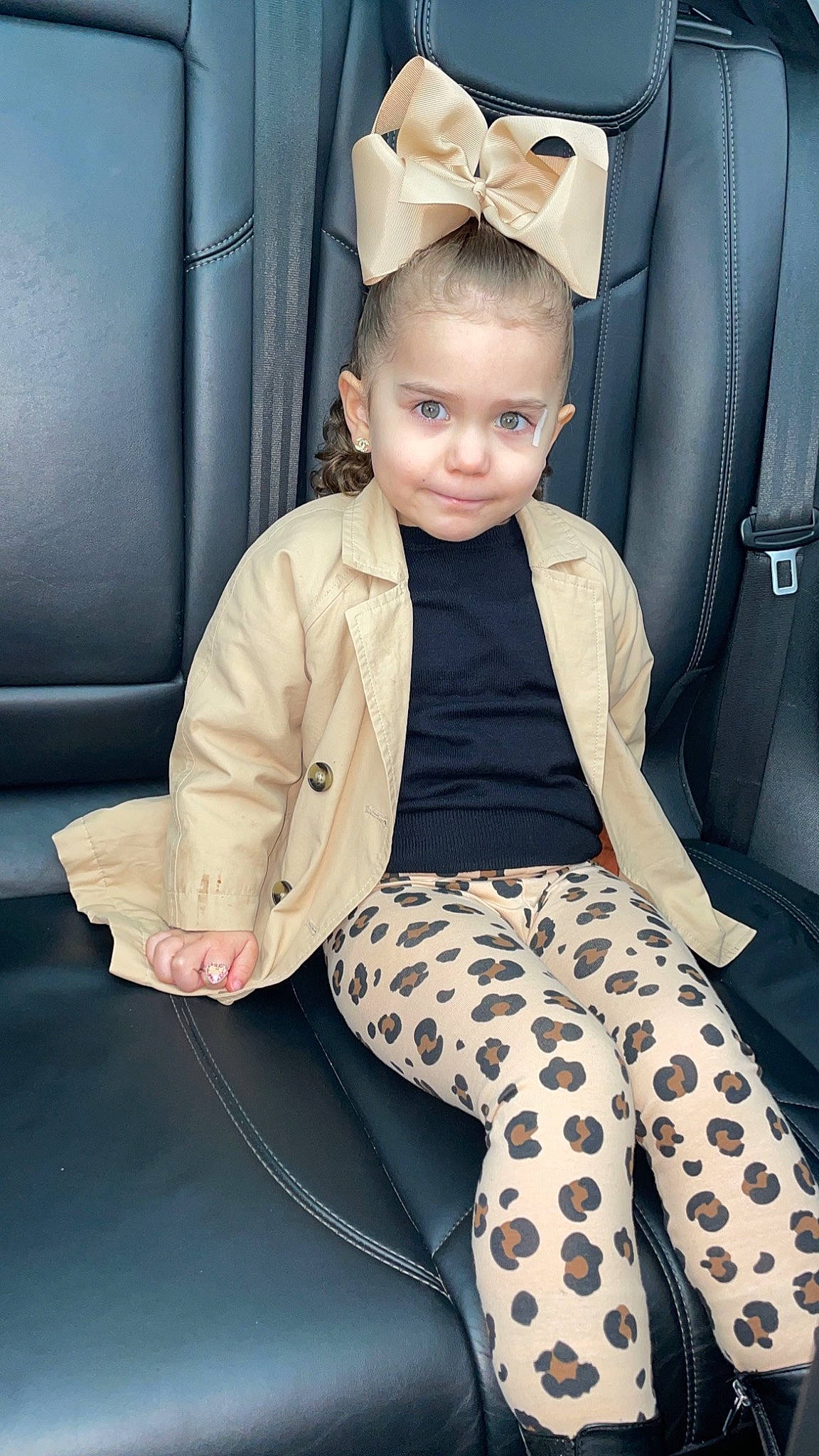 Maria a rejoint le concours — aidez-le/la à gagner de superbes lots ! automotive_design, car_seat, car_seat_cover, chair, comfort, cool, face, family_car, fashion_accessory, fashion_design, flash_photography, formal_wear, head, person, sitting, sleeve, suit, thigh, tie, toddler