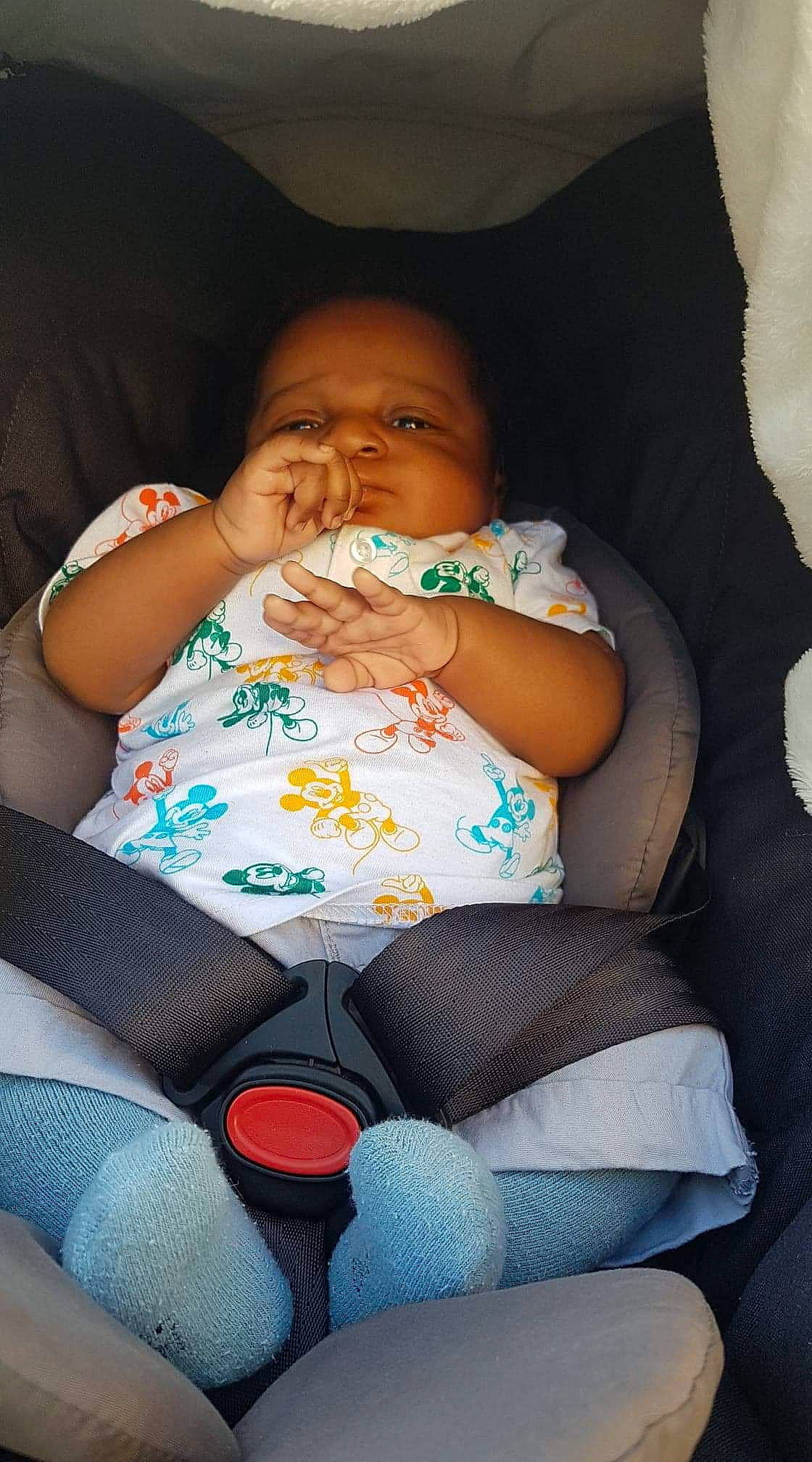 Kevin participe au concours pour gagner de l'argent avec cette photo : arm, cheek, comfort, eye, facial_expression, hand, head, human_body, iris, joint, lap, lip, mammal, mouth, neck, nose, person, product, skin, textile