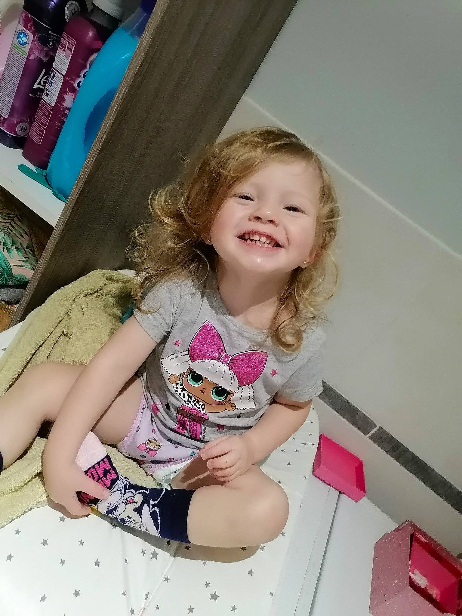 April participe au concours pour gagner de l'argent avec cette photo : baby_toddler_clothing, beauty, blond, child, comfort, flooring, fun, happy, human_leg, joy, knee, leg, leisure, long_hair, person, pink, skin, sleeve, smile, t_shirt