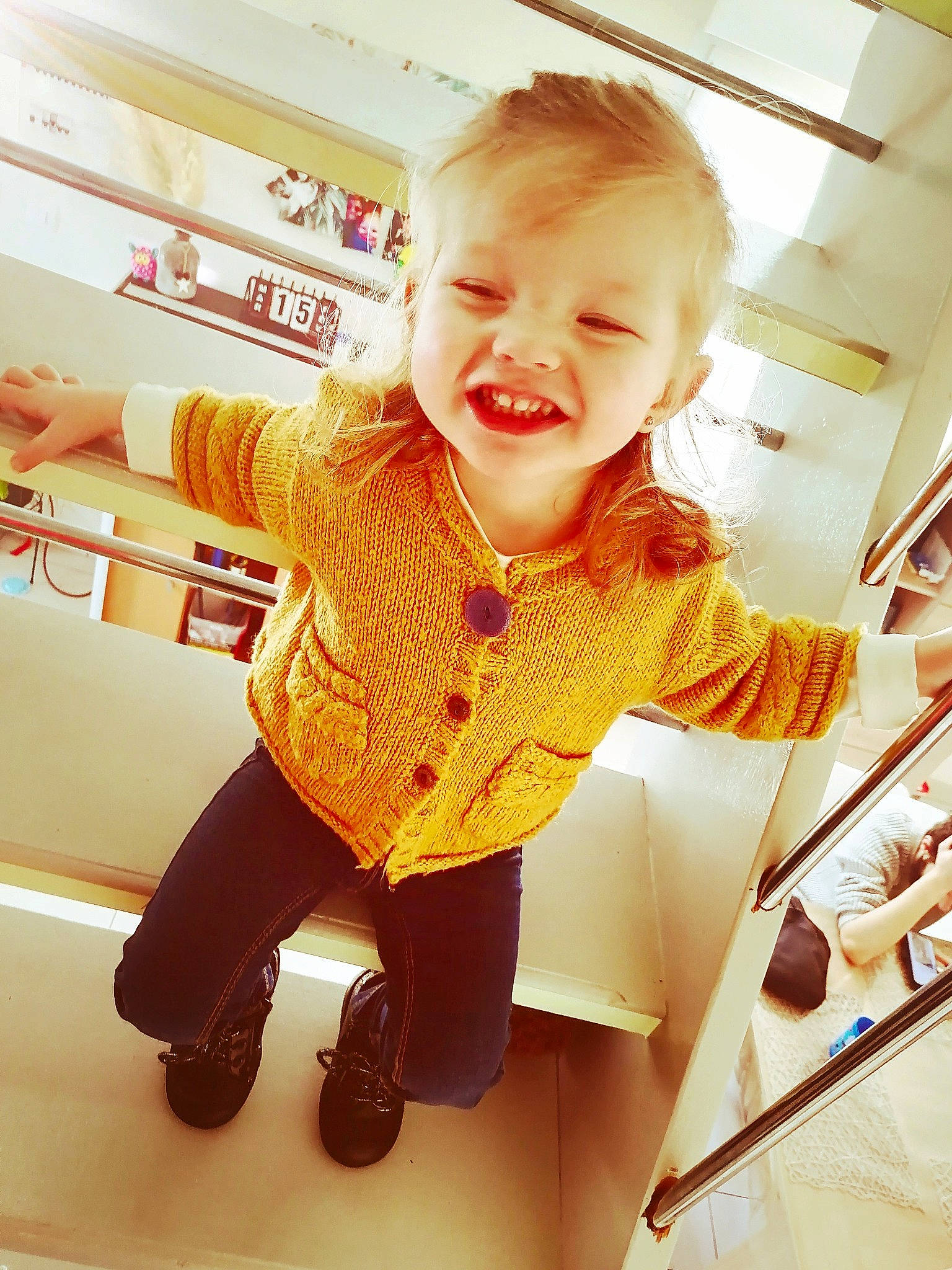 April participe au concours pour gagner de l'argent avec cette photo : baby, baby_products, baby_safety, baby_toddler_clothing, cheek, child, flooring, fun, happy, human_leg, joy, long_sleeved_t_shirt, nose, pattern, person, selfie, sitting, sleeve, smile, standing