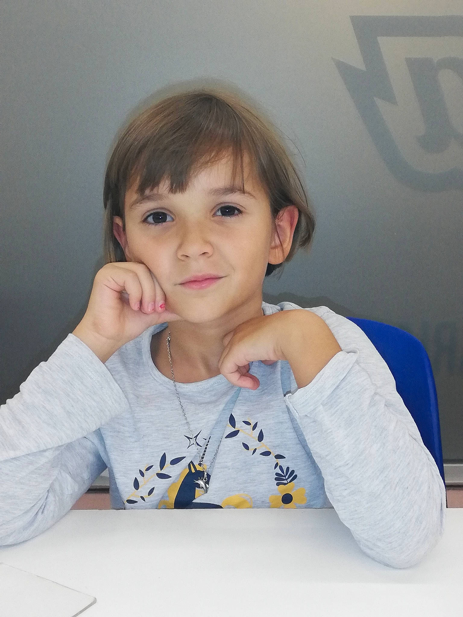 Alyce a rejoint le concours — aidez-le/la à gagner de superbes lots ! baby_toddler_clothing, bangs, brown_hair, cheek, child, ear, eye, eyebrow, eyelash, finger, forehead, gesture, iris, lip, long_sleeved_t_shirt, nose, person, portrait_photography, skin, throat