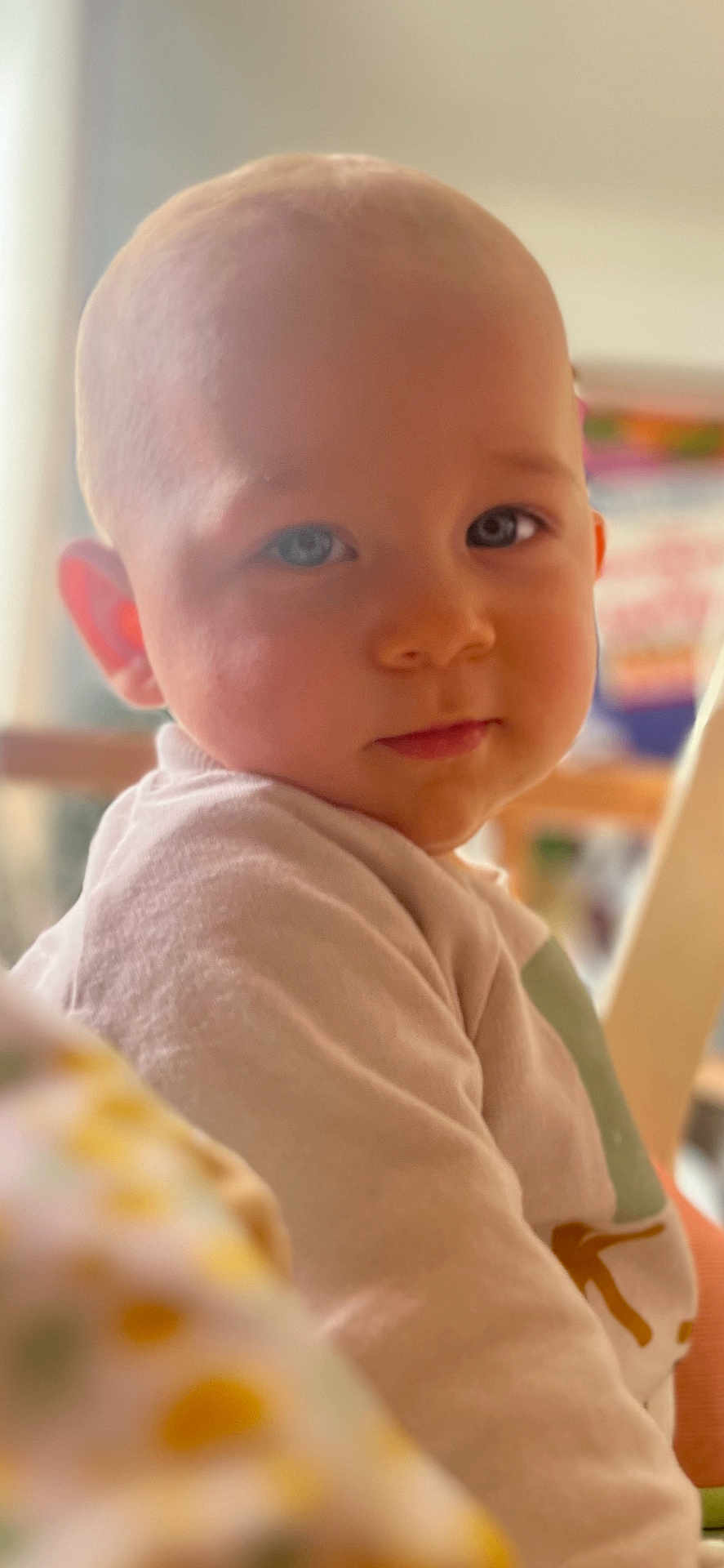 Tommy a rejoint le concours — aidez-le/la à gagner de superbes lots ! baby, child, face, portrait, close_up, soft_light, indoor, curious, gentle, expression, person, young_child, head, skin, clothing, cute, human, infant, looking, eyes