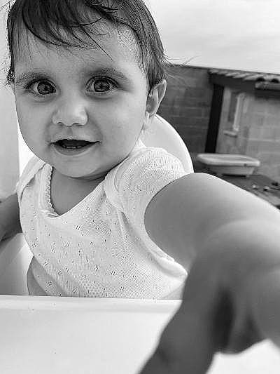 Andreia a rejoint le concours — aidez-le/la à gagner de superbes lots ! baby_toddler_clothing, black_and_white, cheek, chin, eyebrow, eyelash, flash_photography, happy, iris, lip, monochrome, monochrome_photography, mouth, neck, nose, person, skin, sleeve, standing, style