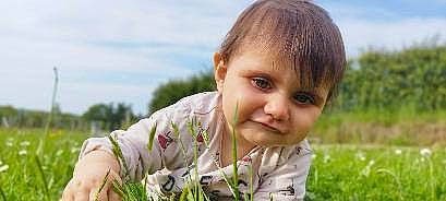 Andreia participe au concours pour gagner de l'argent avec cette photo : agriculture, child, field, flower, fun, gesture, grass, grassland, happy, iris, landscape, meadow, people_in_nature, person, petal, plant, prairie, sitting, sky, soil