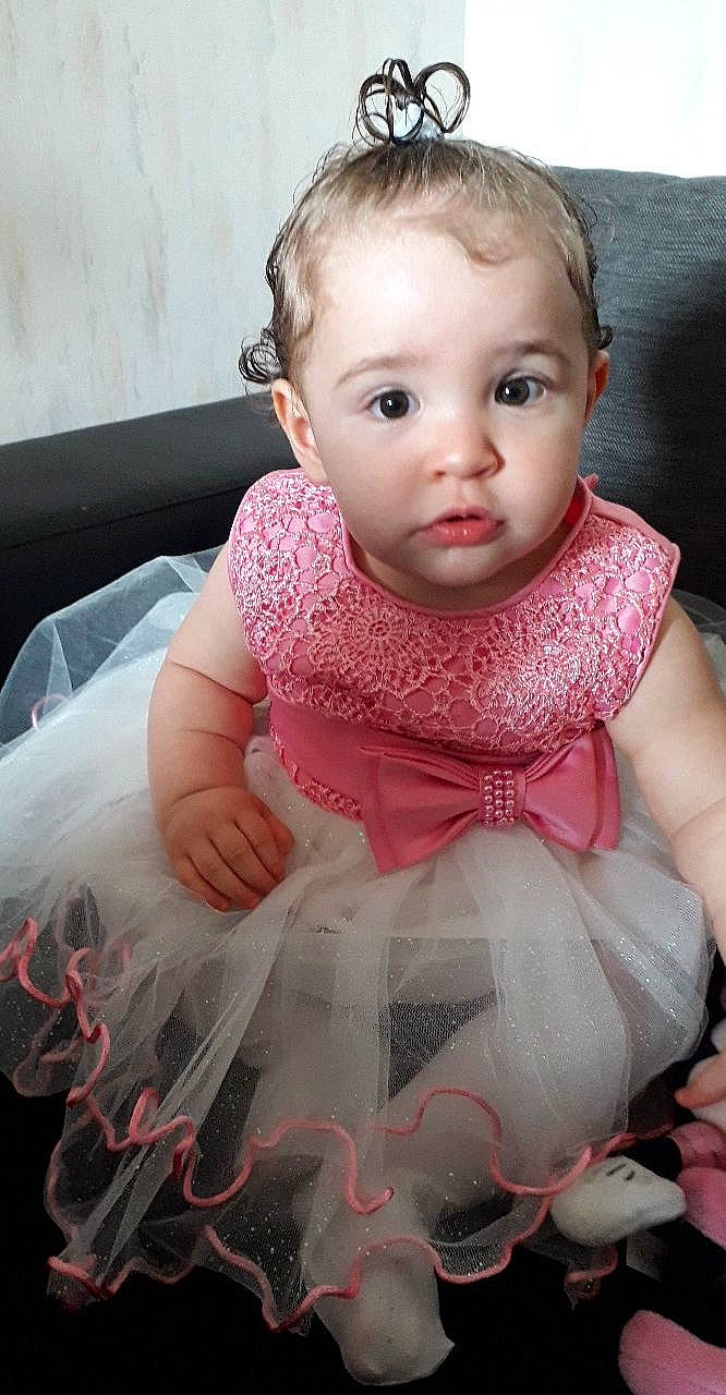 Andréa participe au concours pour gagner de l'argent avec cette photo : baby, baby_products, baby_toddler_clothing, ballet_tutu, cheek, child, child_model, clothing, costume, fashion_accessory, iris, lip, person, pink, skin, toddler