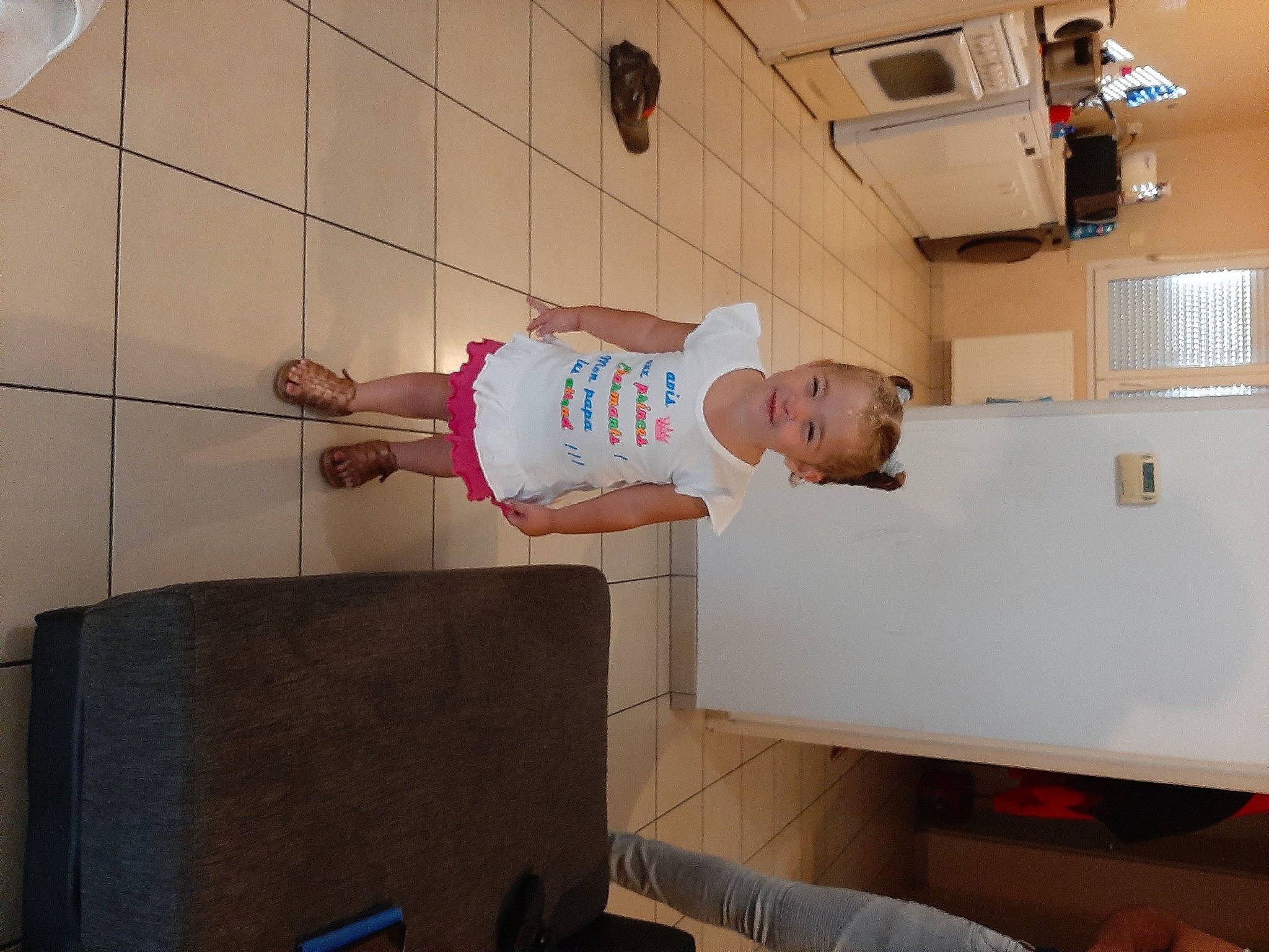 Andréa participe au concours pour gagner de l'argent avec cette photo : arm, joy, person, room