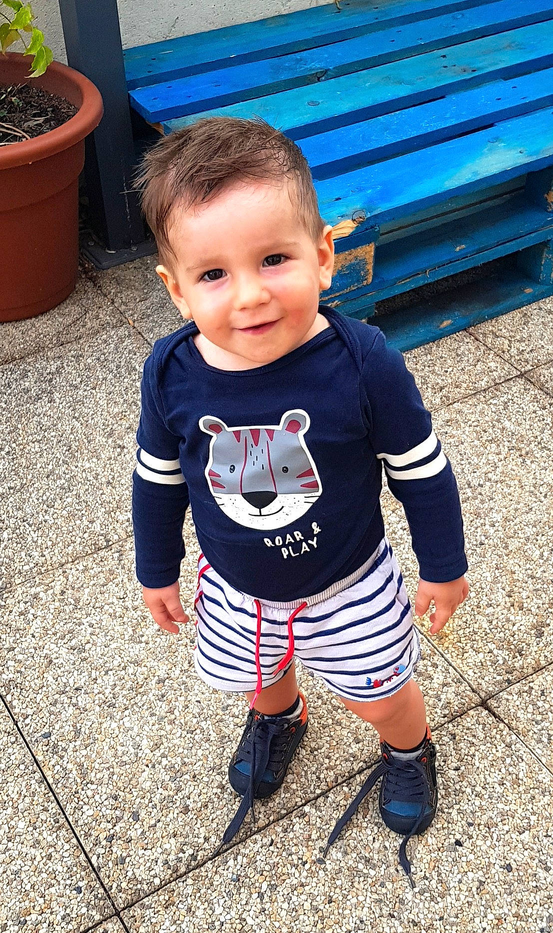 Titouan a rejoint le concours — aidez-le/la à gagner de superbes lots ! baby, baby_toddler_clothing, blue, cool, electric_blue, eye, flowerpot, fun, green, happy, houseplant, joy, leisure, person, plant, product, shoe, sleeve, smile, sneakers