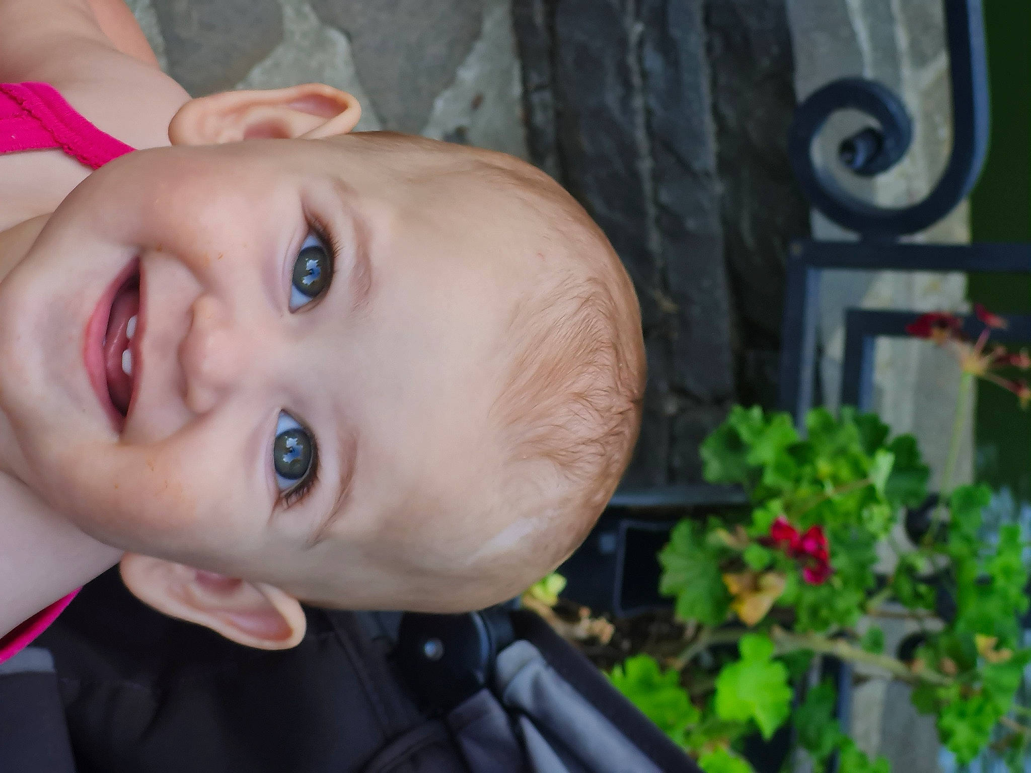 Carla a rejoint le concours — aidez-le/la à gagner de superbes lots ! baby, baby_toddler_clothing, cheek, chin, eyebrow, eyelash, fun, grass, happy, human_body, iris, joy, leaf, leisure, lip, mouth, nose, person, plant, skin